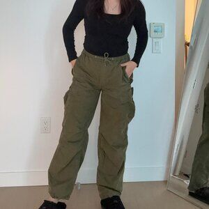 ARITZIA TNA - Green Cargo Pants (Size S)